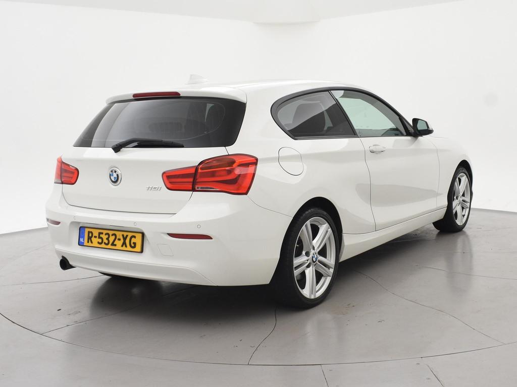 BMW 1-serie 118i 3-DEURS + LEDER | SPORTSTOELEN | STOELVERW., Auto's, 1-Serie, Gebruikt, Euro 6, Wit