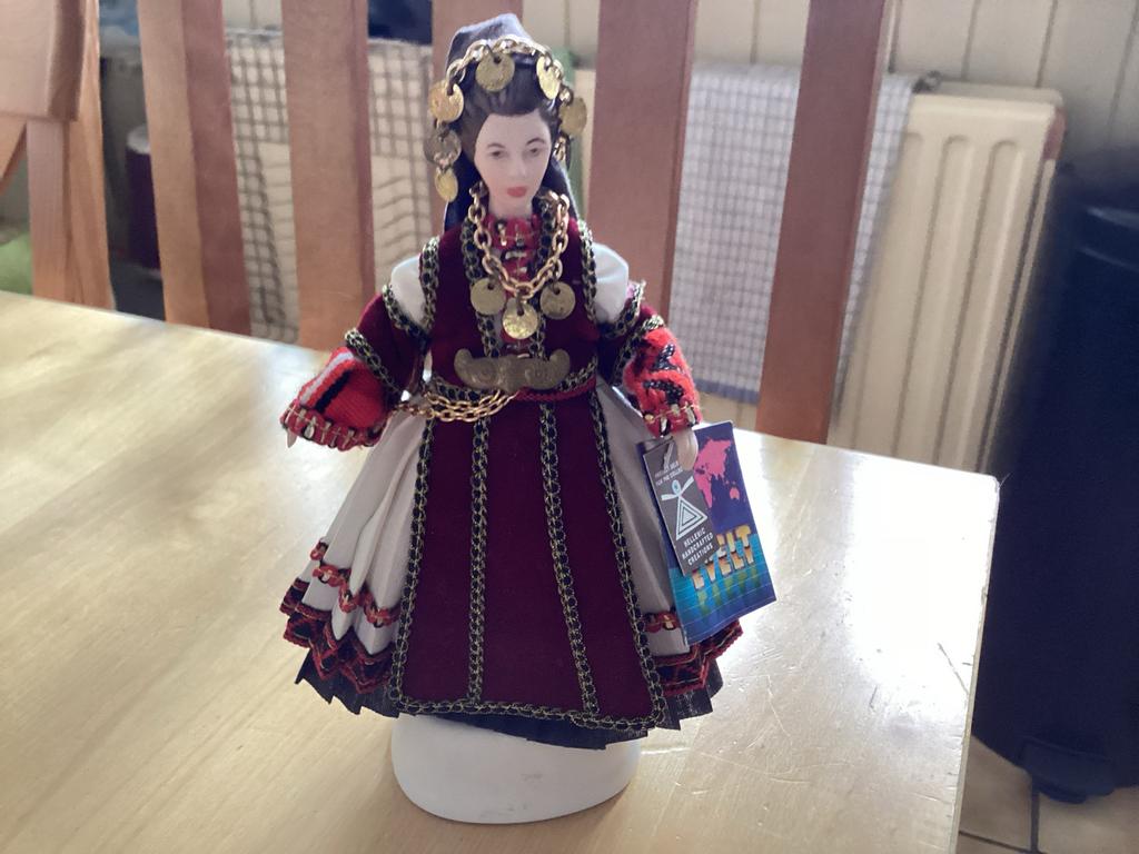 Klederdracht pop in originele Griekse kledij, Ophalen, Zo goed als nieuw, Pop