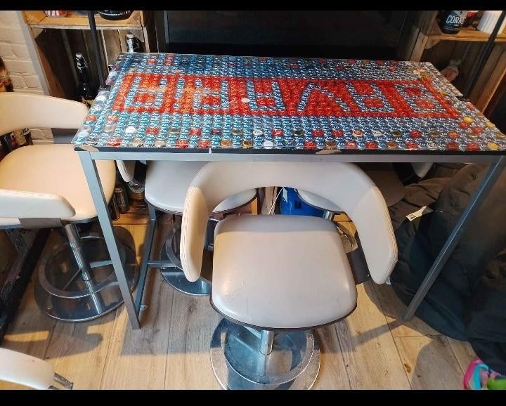 Hoge tafel met 4 barkrukken€15, Ophalen, Gebruikt