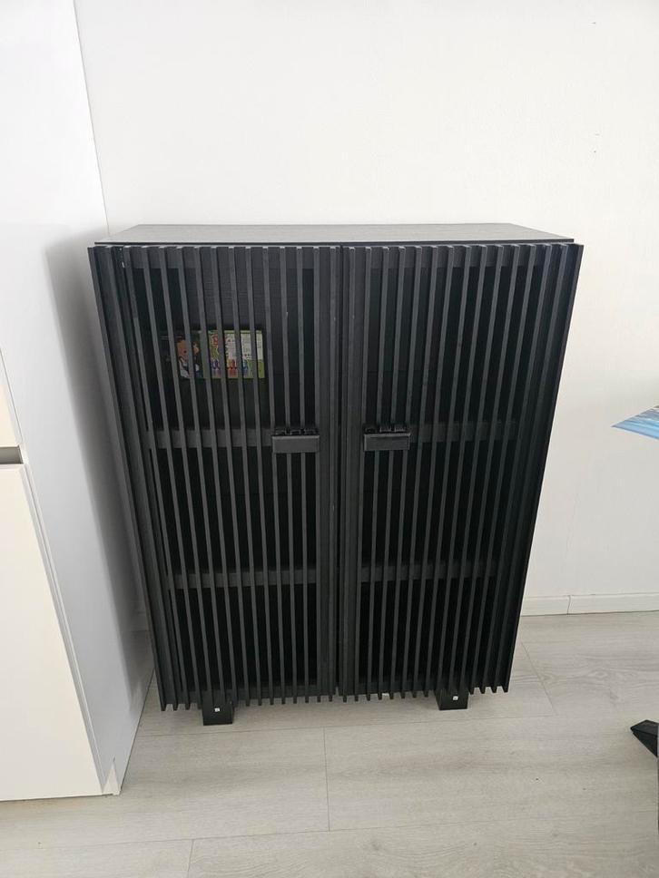 Zwart kastje met lamellen deuren, Huis en Inrichting, Kasten | Overige, Gebruikt, Ophalen of Verzenden