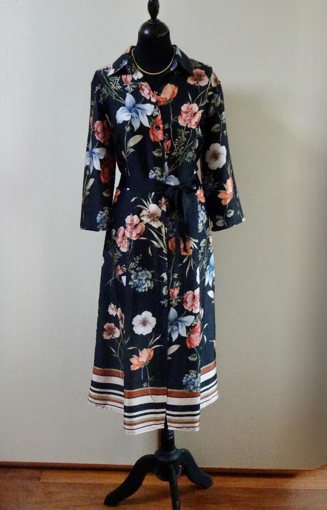 Mooie Rinascimento jurk 42, Kleding | Dames, Jurken, Zo goed als nieuw, Maat 42/44 (L), Overige kleuren, Onder de knie, Ophalen of Verzenden