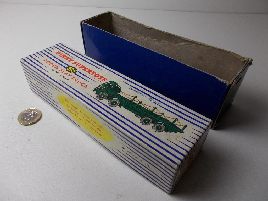 A boxed Dinky Toys No.905 green Foden chain side Flat Truck