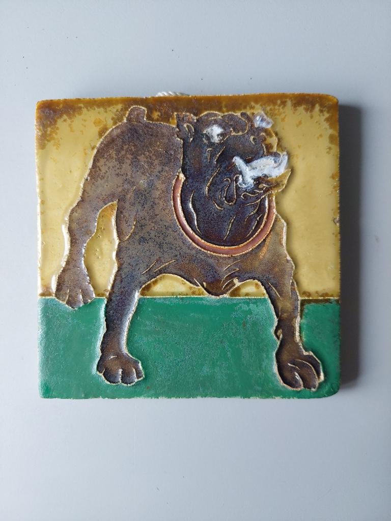 Cloisonne (metsel) tegel Porceleyne Fles van een bulldog, Antiek en Kunst, Antiek | Wandborden en Tegels, Ophalen of Verzenden