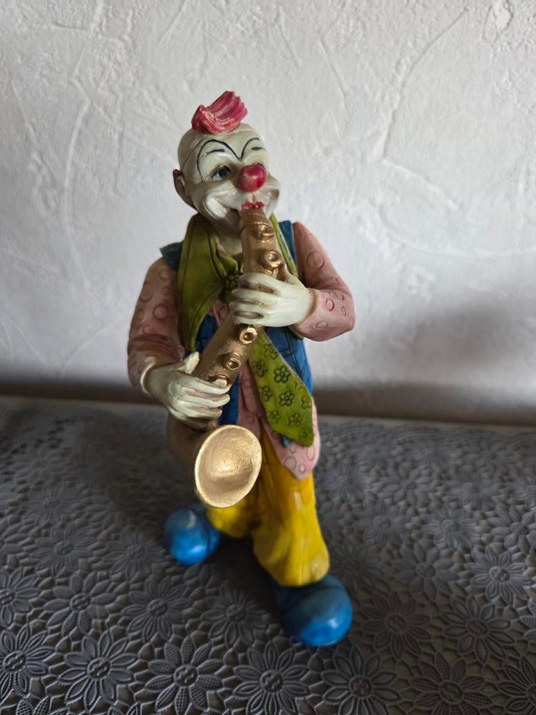 Beeldje van een clown met saxofoon, Verzamelen, Beelden en Beeldjes, Ophalen of Verzenden, Zo goed als nieuw, Mens