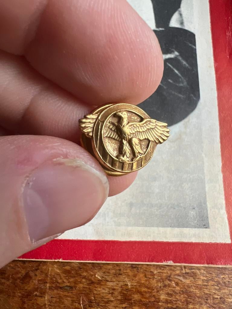 WO2 Amerikaans Lapel pin Honorable Discharge medaille speld, Verzamelen, Militaria | Tweede Wereldoorlog, Lintje, Medaille of Wings