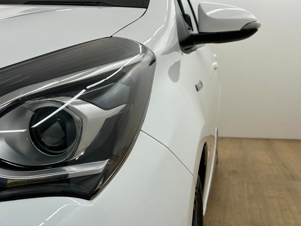 Toyota Yaris Occasion 1.5 Hybrid Dynamic | Wit | Tweedehands, Auto's, Euro 6, 4 cilinders, Lichtsensor, Wit