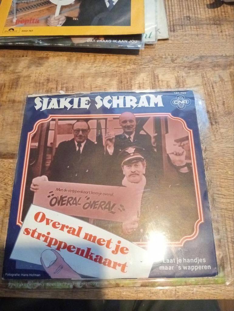 Sjakie schram - overal met je strippenkaart, Ophalen of Verzenden, Zo goed als nieuw, Overige formaten, Levenslied of Smartlap