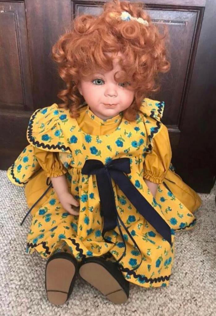 Porseleinen Pop - Rood Haar, Gele Jurk, Ophalen of Verzenden, Zo goed als nieuw, Pop