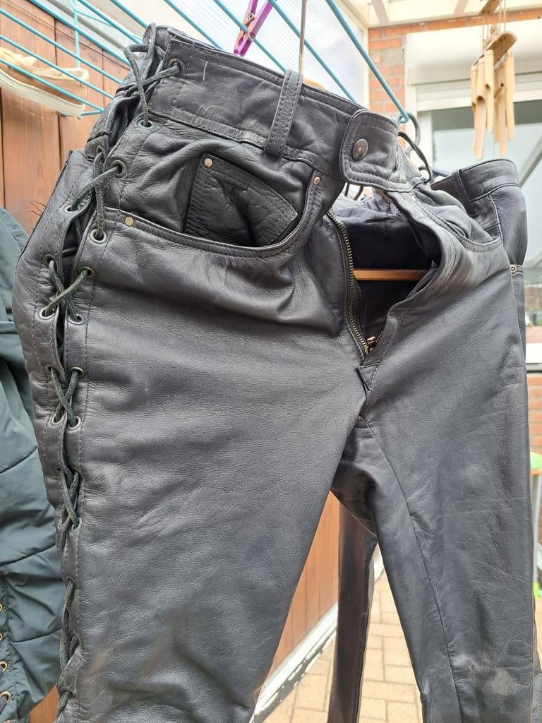 Een leer  heren broek  maat 34, Kleding | Heren, Broeken en Pantalons, Ophalen, Zo goed als nieuw, Overige maten, Zwart