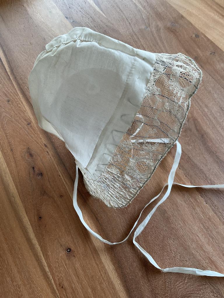 Antieke Klederdracht muts met gekantkloste rand, Ophalen of Verzenden, Dames, Overige merken