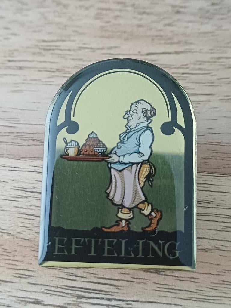 Efteling Pin / Speldje - Ober met Taart, Ophalen of Verzenden, Button of Speldje