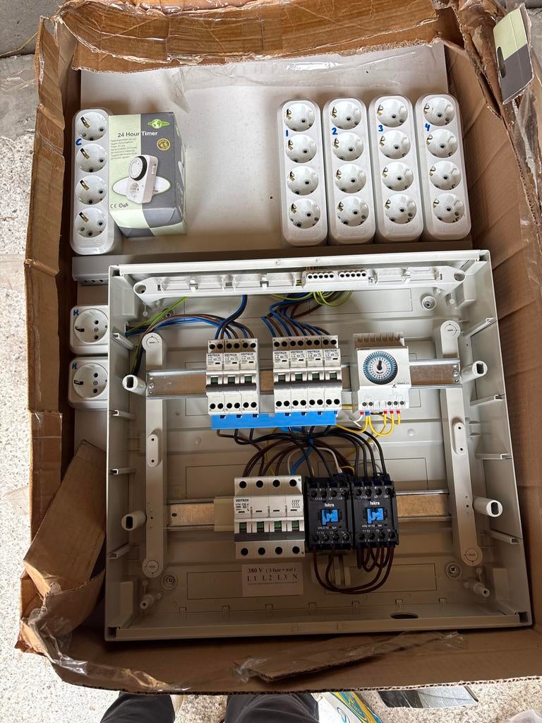 Schakelkast met meerdere stopcontacten en timer, Doe-het-zelf en Verbouw, Elektra en Kabels, Ophalen of Verzenden, Nieuw, Overige typen