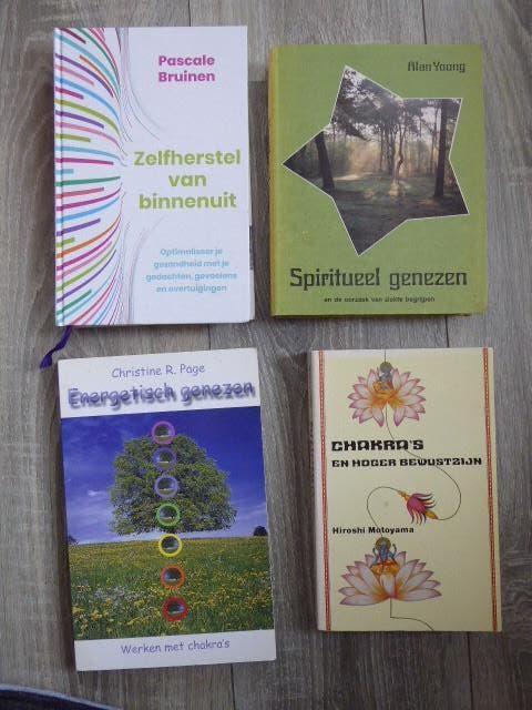 4 boeken over (spritueel) genezing en chakra's, Ophalen of Verzenden, Zo goed als nieuw, Overige onderwerpen, Achtergrond en Informatie
