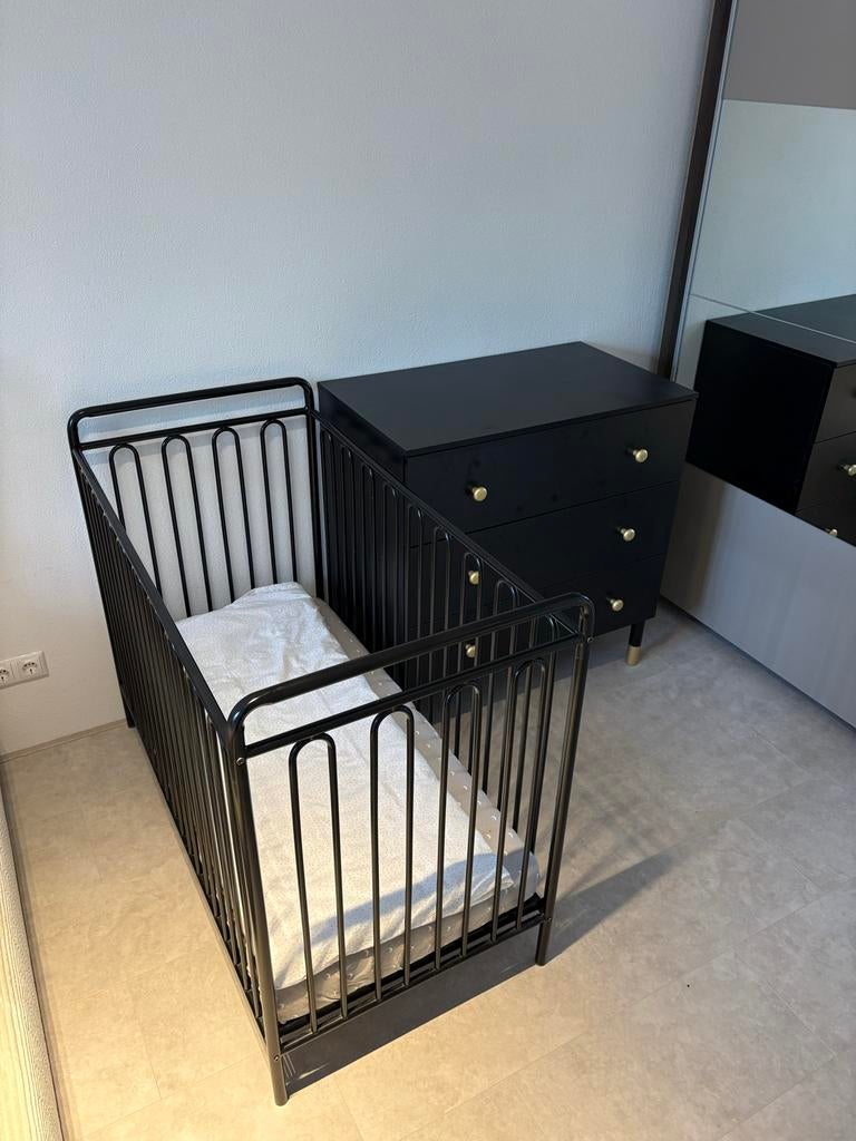 Colorfull Home metalen ledikant + houten commode, Ophalen, Zo goed als nieuw, Ledikant