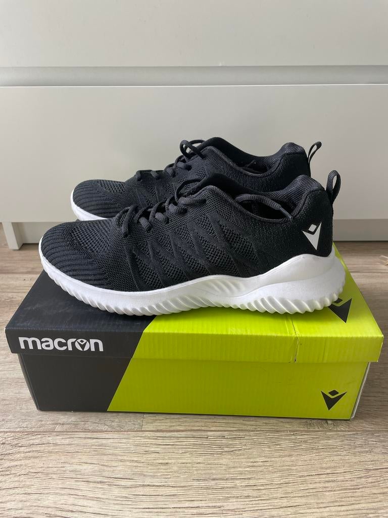 Macron sportschoenen maat 42, Ophalen of Verzenden, Zo goed als nieuw, Zwart, Sportschoenen