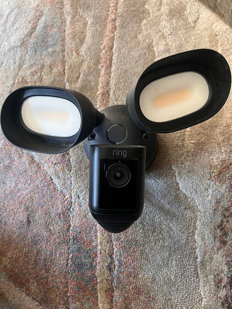Ring Floodlight Cam Wired Pro - Beveiligingscamera met Licht, Ophalen, Beweging, Zo goed als nieuw, Compleet systeem