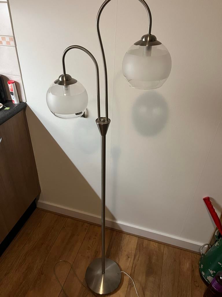 Vloerlamp met twee glazen bollen, Huis en Inrichting, Lampen | Vloerlampen, Ophalen of Verzenden, Gebruikt, Metaal, 150 tot 200 cm