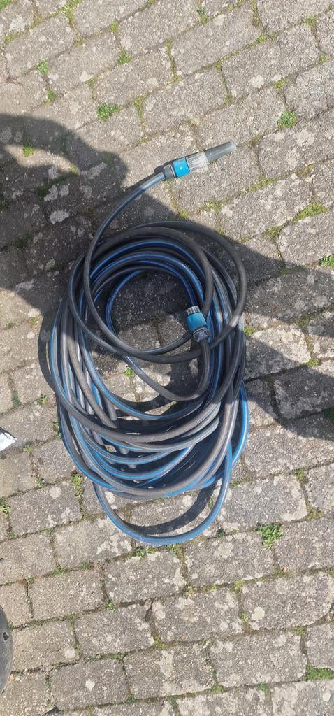 Tuinslang circa 25 meter met spuit en ophanging, Ophalen of Verzenden, Gebruikt, Tuinslang