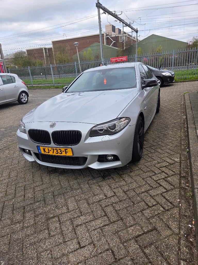 BMW 5-Serie 2.0 520I AUT 184 PK Sedan 2016 Grijs, Auto's, BMW, Zwart, 4 cilinders, 2000 kg, Particulier