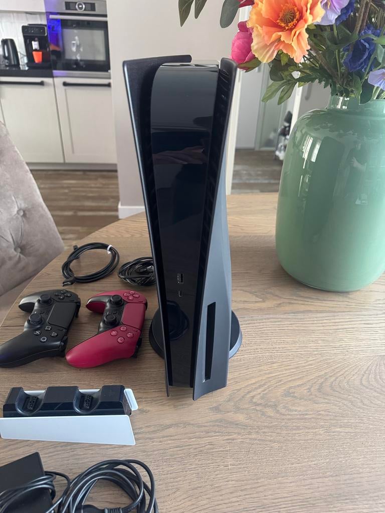 PlayStation 5 825GB met 2 controllers en laadstation, Spelcomputers en Games, Spelcomputers | Sony PlayStation 5, Ophalen of Verzenden