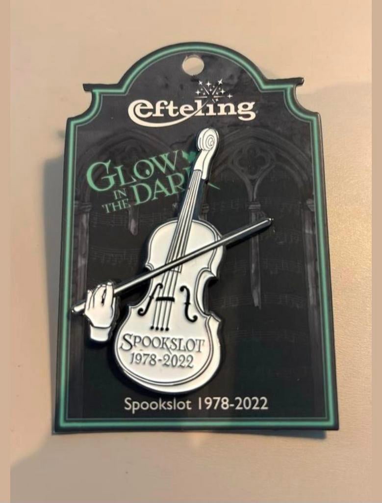 Efteling Spookslot Glow in the Dark Viool Pin 1978-2022, Verzamelen, Efteling, Ophalen, Nieuw, Button of Speldje