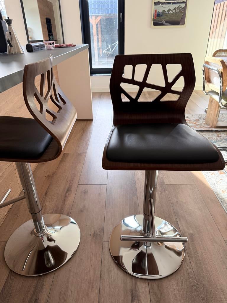 Set van 2 Beliani barstoelen met kunstleer en multiplex, Huis en Inrichting, Ophalen, In hoogte verstelbaar, Zo goed als nieuw