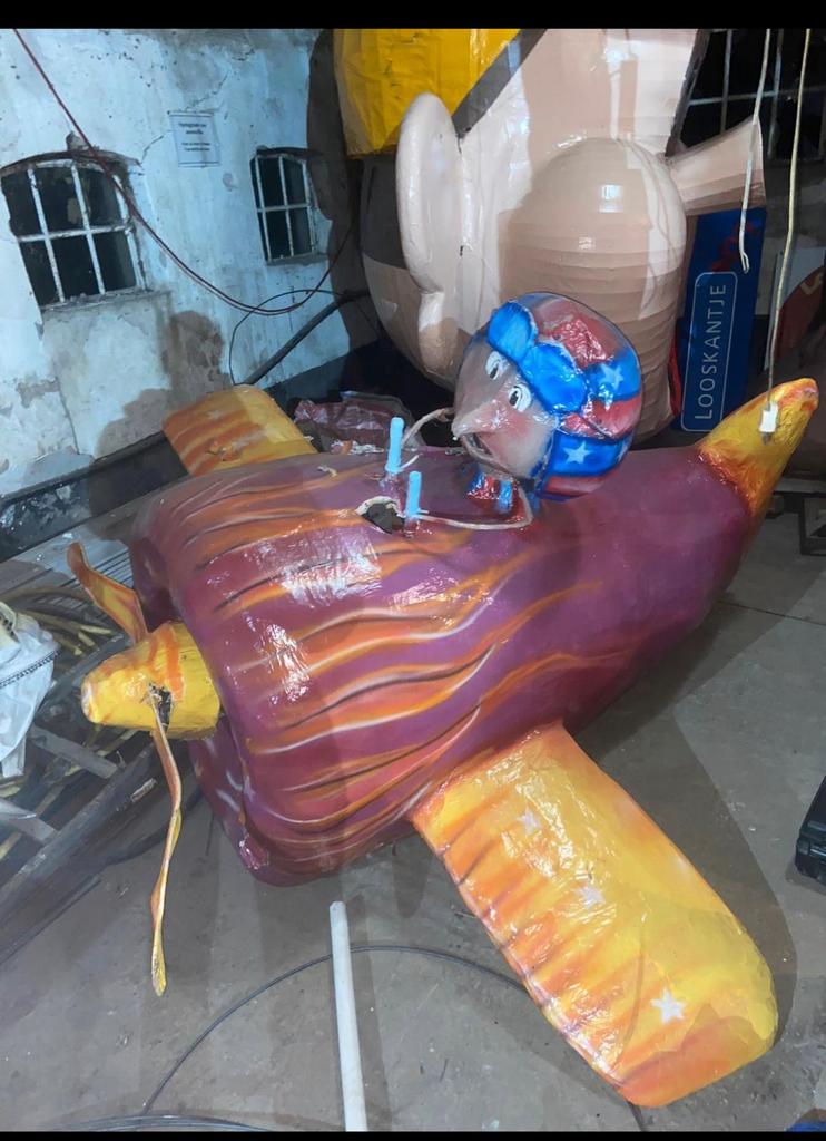 Carnavalswagen met vliegtuig thema, Kleding | Dames, Carnavalskleding en Feestkleding, Zo goed als nieuw, Accessoires, Carnaval