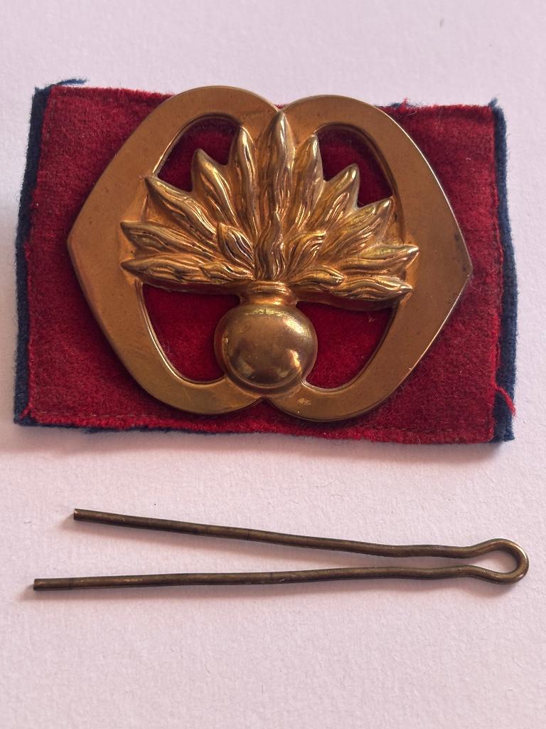 Oud Baret embleem garde Grenadiers met split sluiting, Verzamelen, Verzenden, Landmacht, Nederland, Kleding of Schoenen