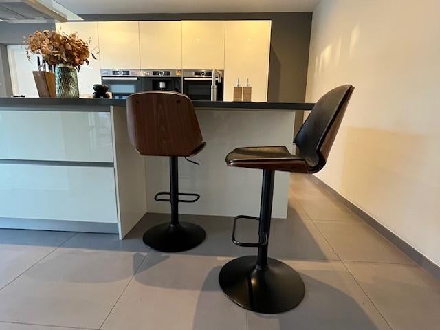 2 luxe Barkrukken (leer) - verstelbaar - € 75 setprijs, Ophalen, 60 tot 90 cm, Zo goed als nieuw, In hoogte verstelbaar