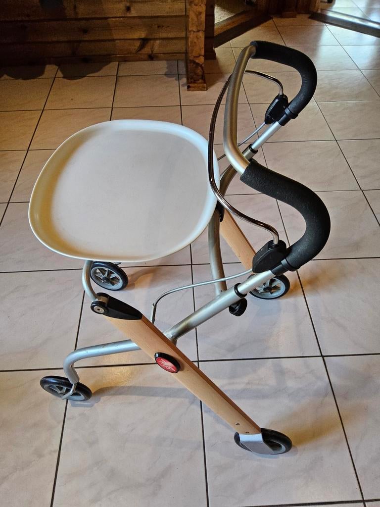Rollator met dienblad., Ophalen, Gebruikt