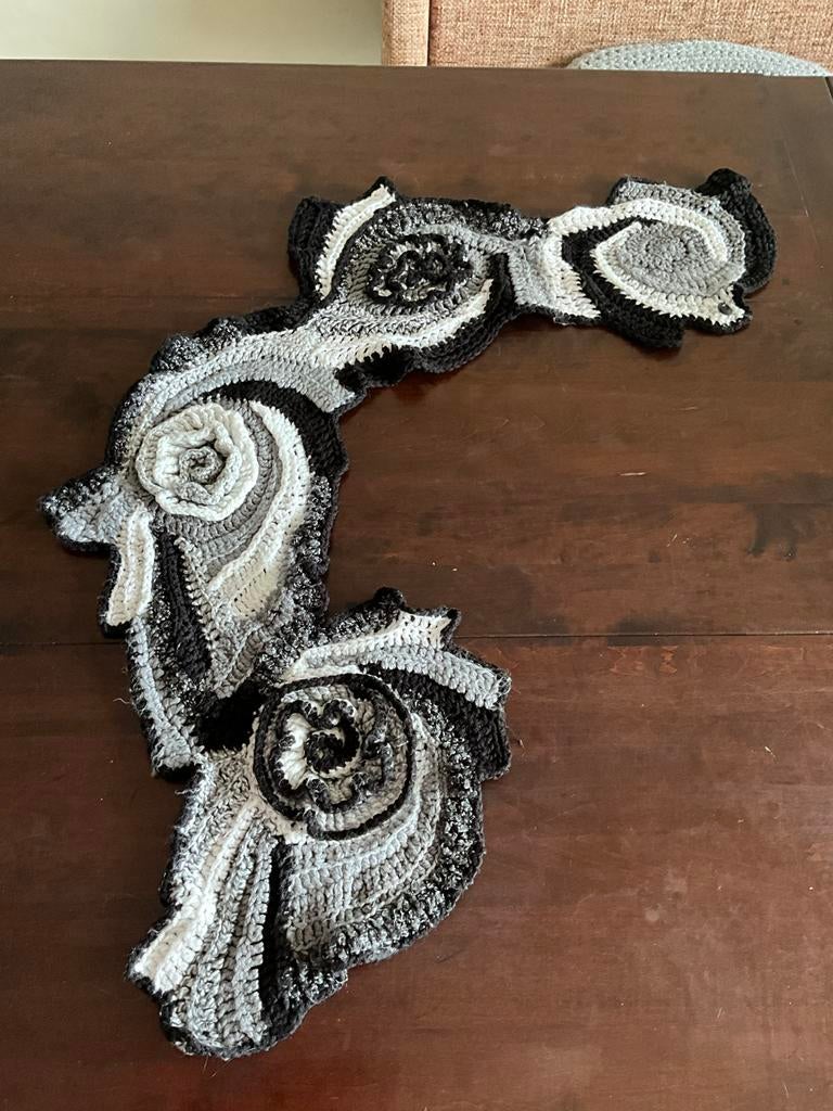 Vintage Gehaakte Shawl - Zwart, Wit, Grijs, Kleding | Dames, Overige Dameskleding, Ophalen of Verzenden, Gedragen