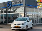 Toyota Aygo 1.0-12V Xcite White LUXE uitvoering airco leer z, Voorwielaandrijving, Gebruikt, 4 stoelen, Origineel Nederlands