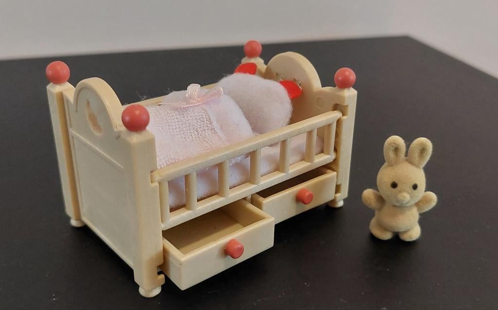 Sylvanian Families Baby Wieg Set 4462 met Konijntje, Kinderen en Baby's, Speelgoed | Overig, Zo goed als nieuw, Jongen of Meisje