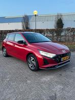 Hyundai i20 1.0 T-gdi 48V 100PK 7DCT 2025 Rood, Auto's, Hyundai, Origineel Nederlands, 19 km/l, 3 cilinders, 998 cc