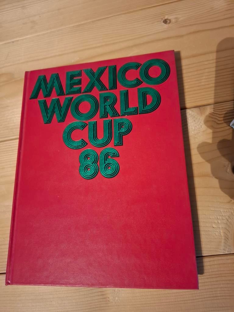 Boek Mexico World Cup 1986 Voetbal verzamelen verzamelaar, Ophalen of Verzenden, Gelezen, Balsport