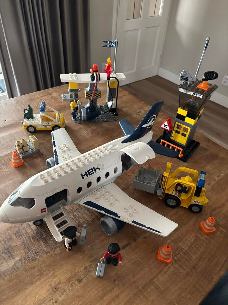 LEGO Duplo vliegveld, Kinderen en Baby's, Speelgoed | Duplo en Lego, Inclusief minifiguren, Gebruikt, Ophalen of Verzenden, Duplo