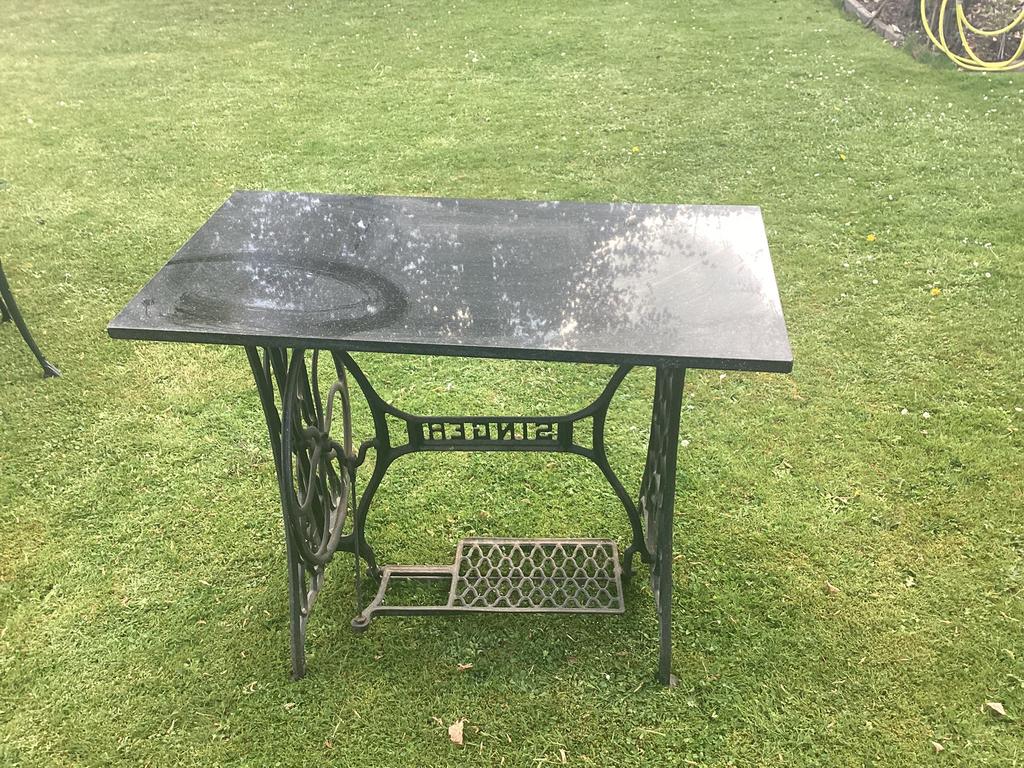 Gietijzeren onderstel met zwart marmeren blad  50 bij 95 cm, Ophalen of Verzenden