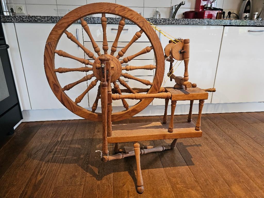 Noors spinnewiel, Ophalen, Gebruikt, Spinnewiel