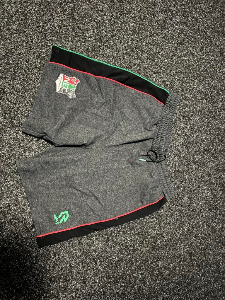 Trainingssetje NEC maat L, Kleding | Heren, Maat 52/54 (L), Ophalen of Verzenden, Zo goed als nieuw, Voetbal