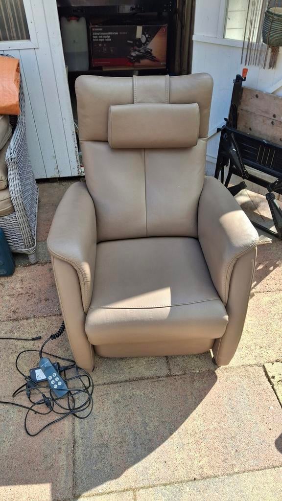 Luxe lederen Prominent Sta-op Fauteuil met Elek Bediening, Ophalen, Zo goed als nieuw, 75 tot 100 cm, Leer