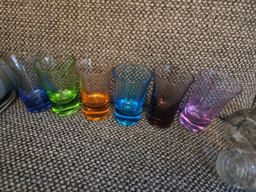 Set van 6 gekleurde Shot glaasjes, Verzamelen, Glas en Borrelglaasjes, Ophalen of Verzenden, Zo goed als nieuw, Borrel- of Shotglas