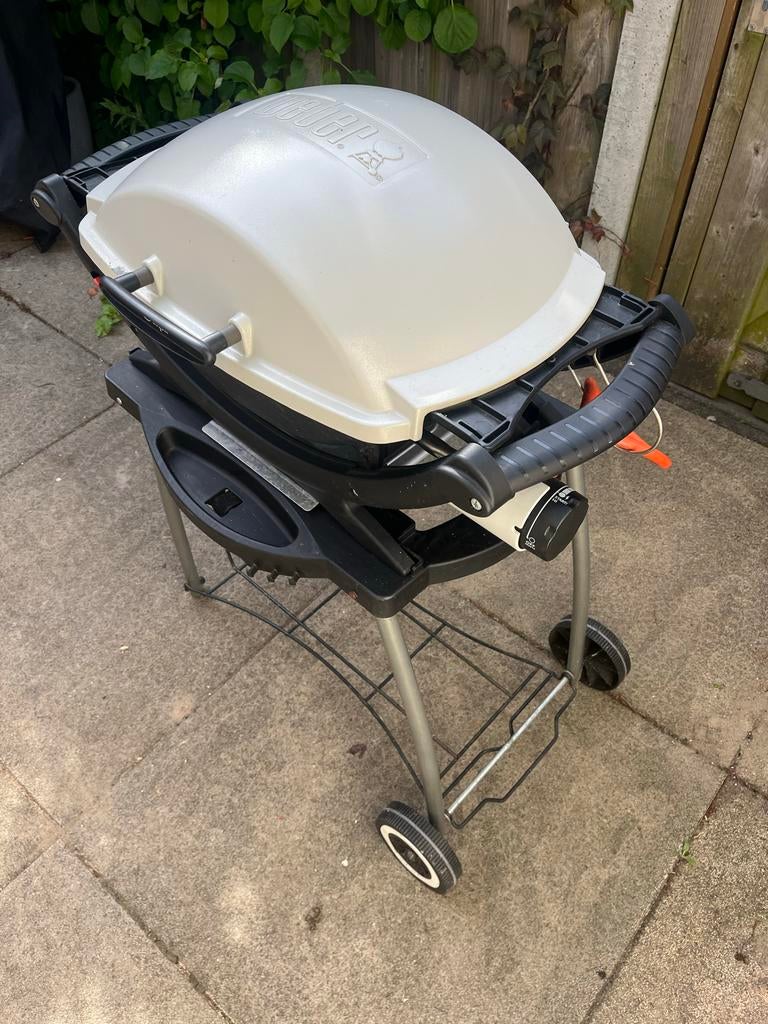Weber Q2000 gasbarbecue met onderstel, Tuin en Terras, Gasbarbecues, Ophalen, Gebruikt
