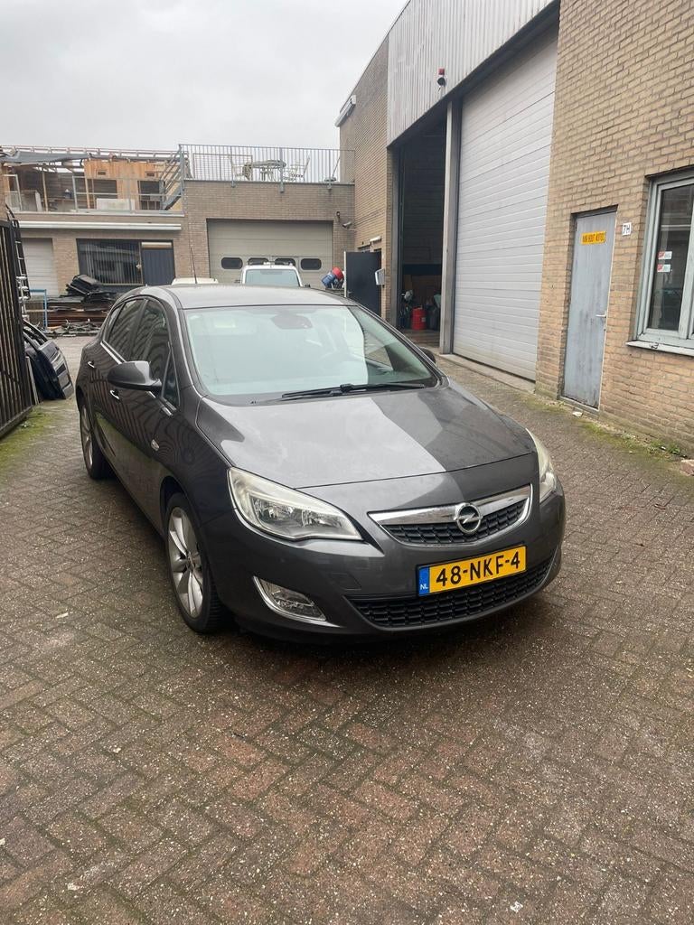 Opel Astra 1.6 85KW 5D AUT 2010 Grijs, Auto's, 1250 kg, 4 cilinders, Leder en Stof, Bedrijf