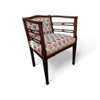 Elegante antieke armstoel met moderne twist, Huis en Inrichting, Stoelen, Gebruikt, Bruin, Eén, Hout