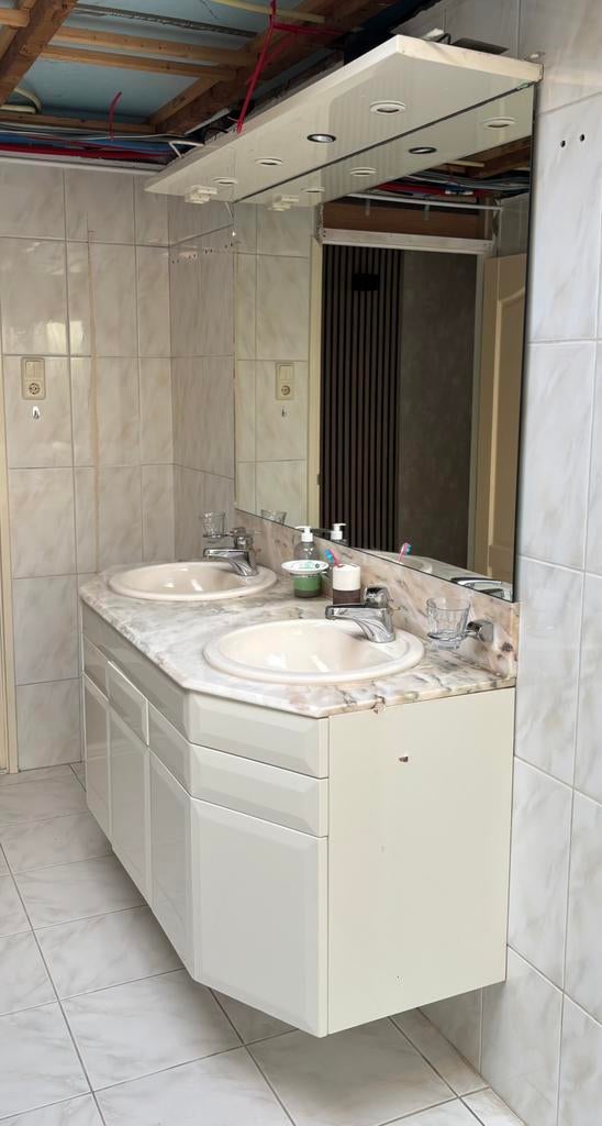 Gratis wastafel met marmer blad en spiegel, Huis en Inrichting, Ophalen, Gebruikt