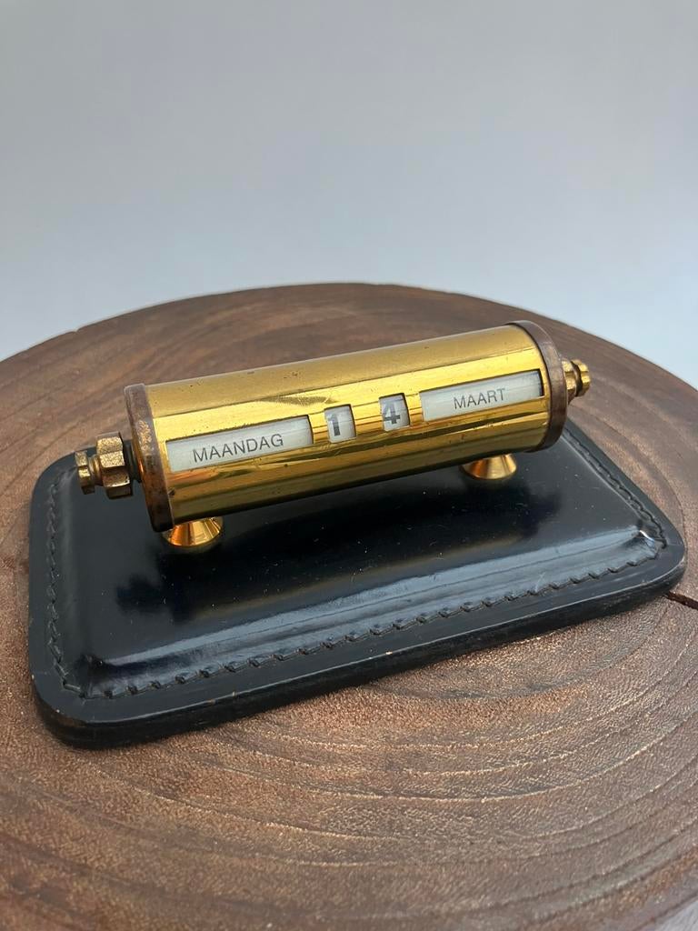 Eeuwigdurende kalender, messing/leder, Antiek en Kunst, Ophalen