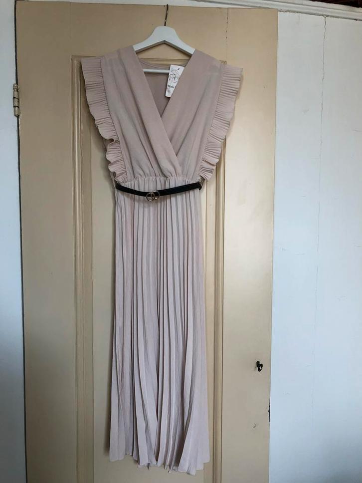 Boutique Parisienne Nieuwe geplooide jurk- Maat M, Kleding | Dames, Jurken, Nieuw, Maat 38/40 (M), Beige, Onder de knie, Ophalen of Verzenden