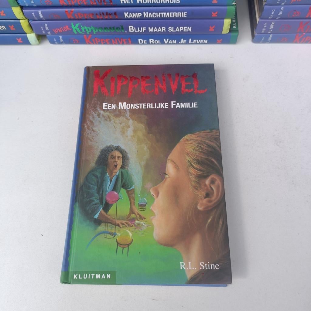Kippenvel: Een Monsterlijke Familie - R.L. Stine, Ophalen of Verzenden, Zo goed als nieuw, R. L. Stine., Fictie algemeen