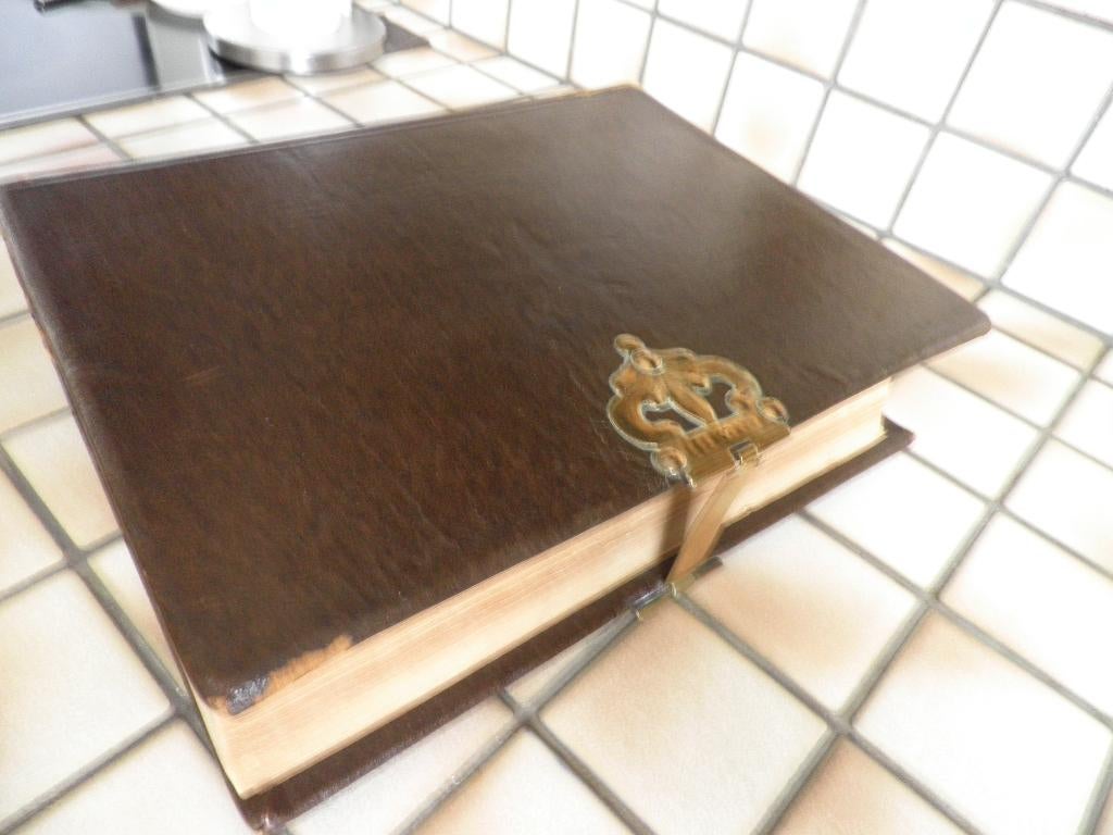 Antieke zeer grote zware bijbel 1567 blz--5,5 kg, Antiek en Kunst, Antiek | Boeken en Bijbels, Ophalen of Verzenden