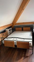 Stalen twee persoons bed met lattenbodem en matras, Huis en Inrichting, Ophalen, Blauw, Zo goed als nieuw, Twijfelaar